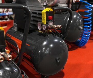 how does an air compressor work